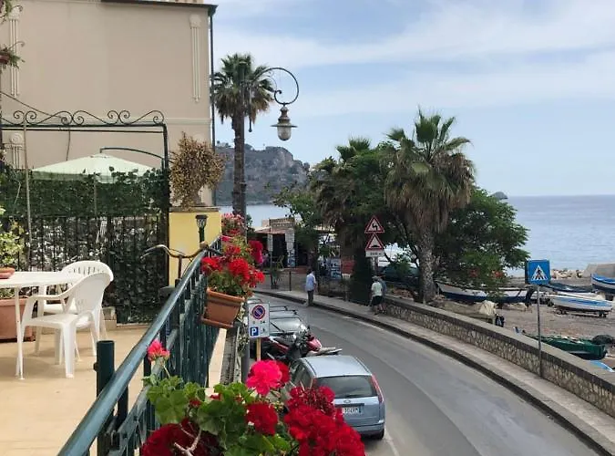 Hostal House Giardini-Naxos