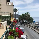 Albergue House Giardini Naxos